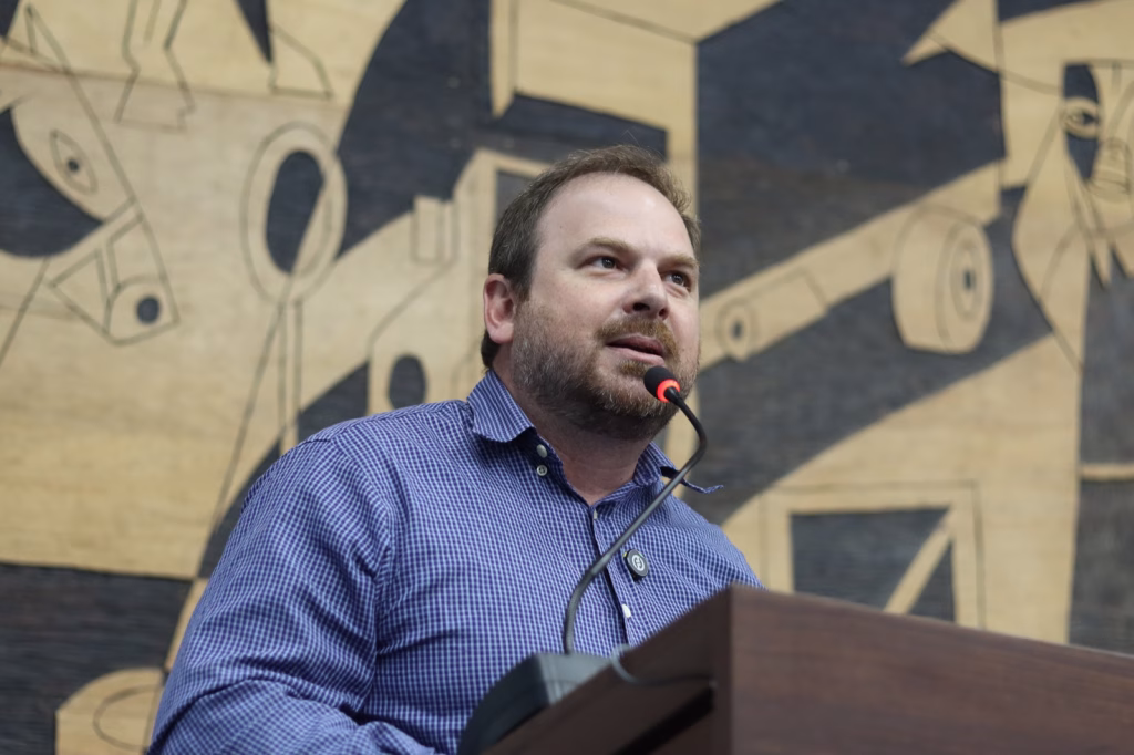 Vereador Guilherme Mazer, da Câmara, PL exige guarda-vidas em clubes de Ponta Grossa