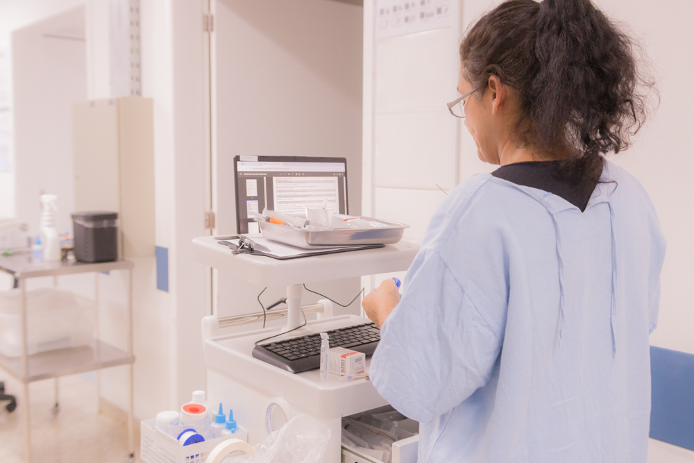 Carrinhos beira-leito: HU-UEPG investe R$ 2 milhões em novos equipamentos