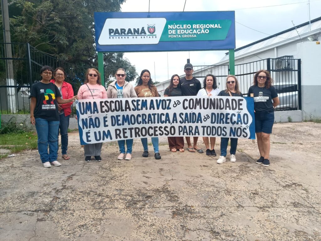 Diretora impedida de posse: APP Sindicato realiza ato em frente ao NRE de Ponta Grossa