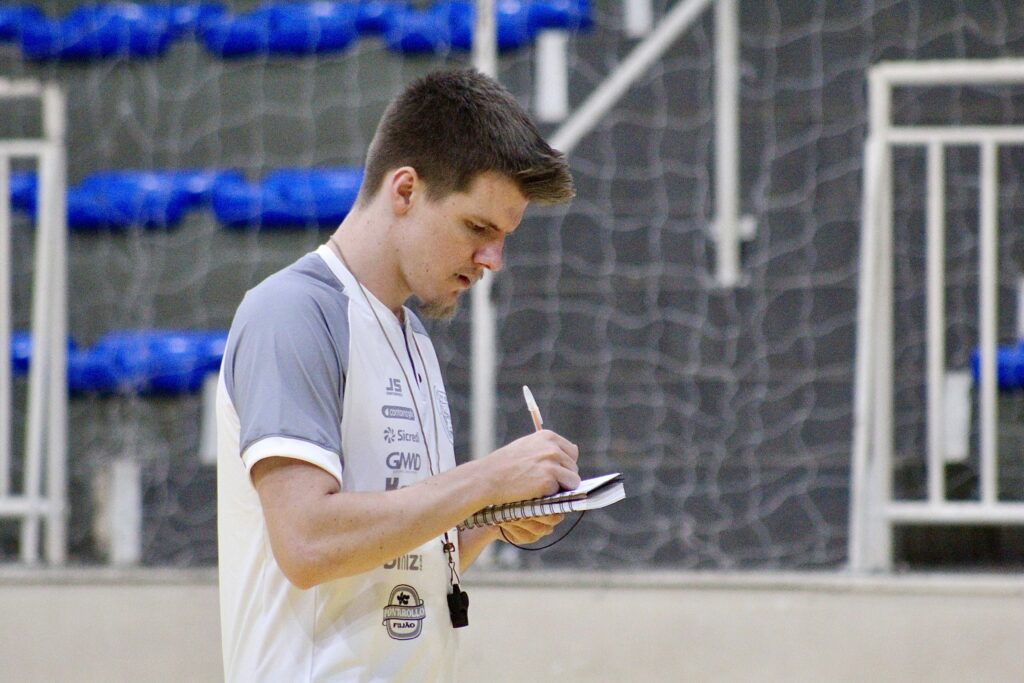 Contorno Futsal anuncia Guilherme Deon como técnico para a temporada 2026