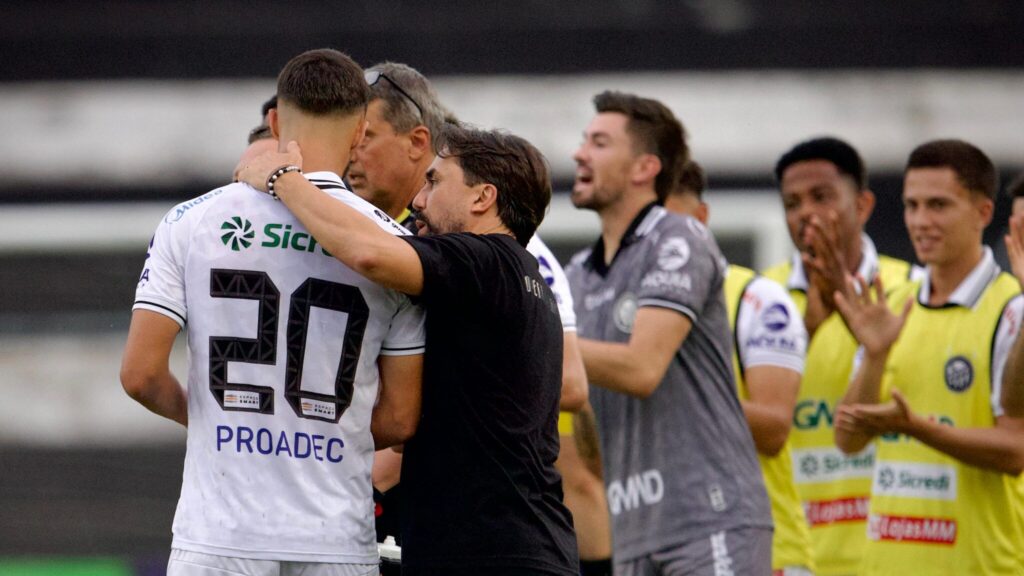 Luizinho Lopes, técnico do Operário, com Vinícius Diniz