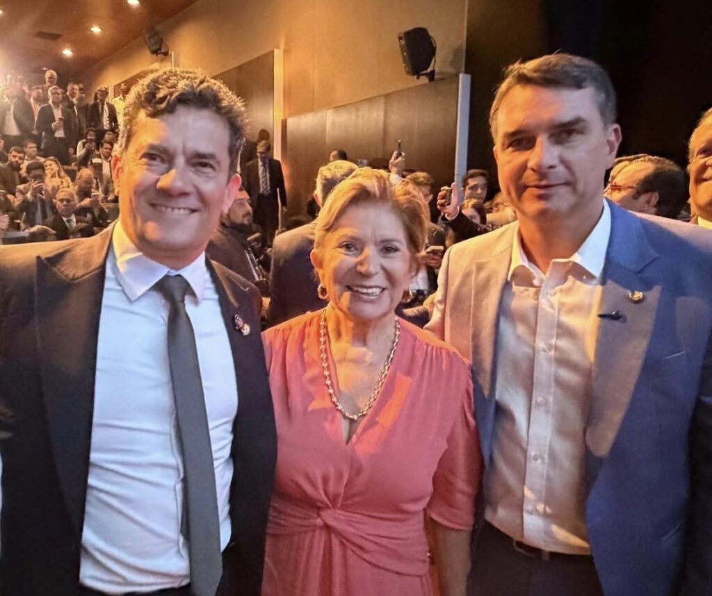 Elizabeth declara apoio a Flávio Bolsonaro