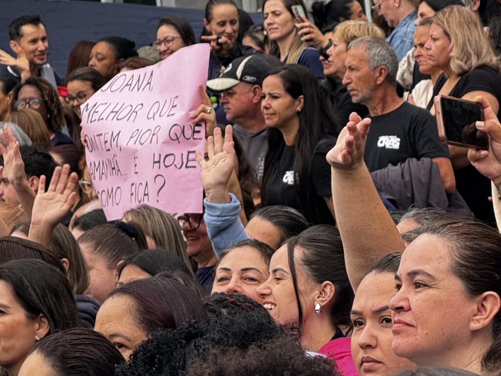 Servidores pedem saída da secretária Joana D'Arc