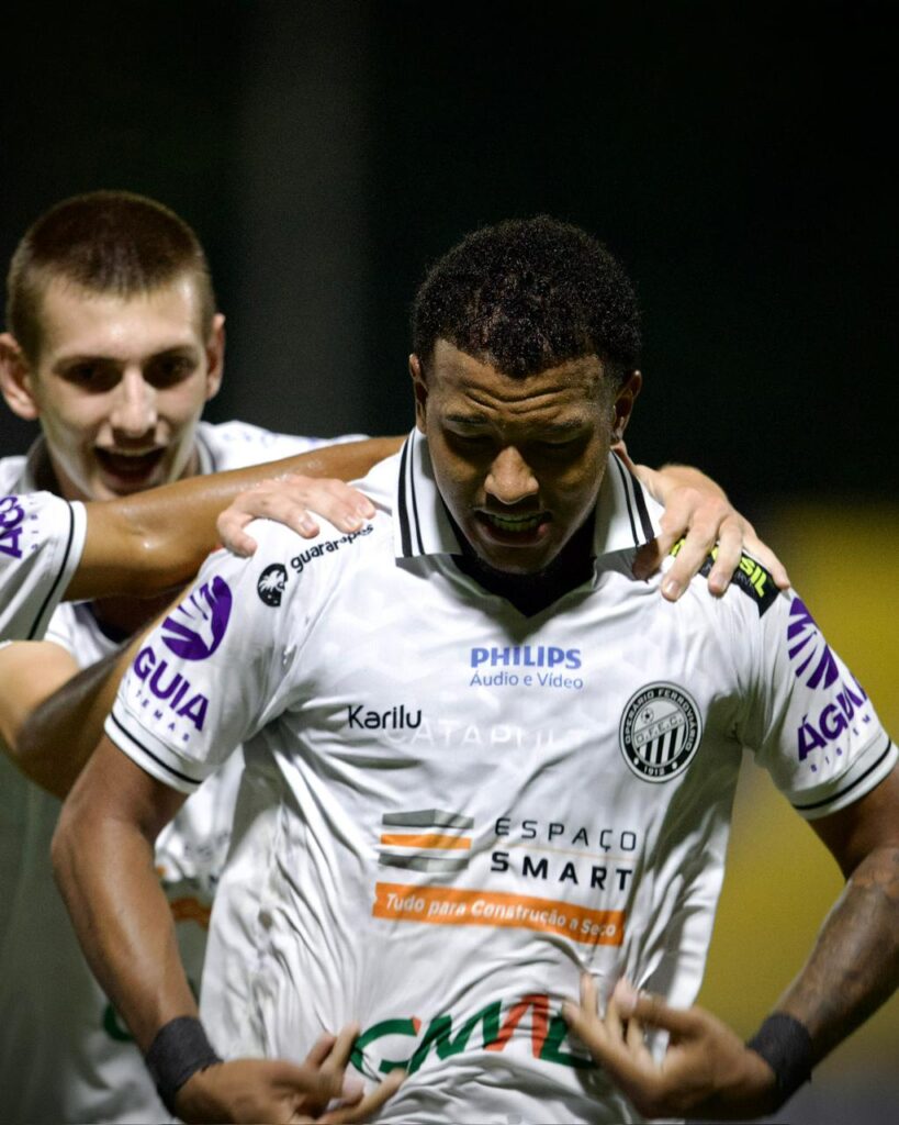 Galdino marca gol pelo Operário