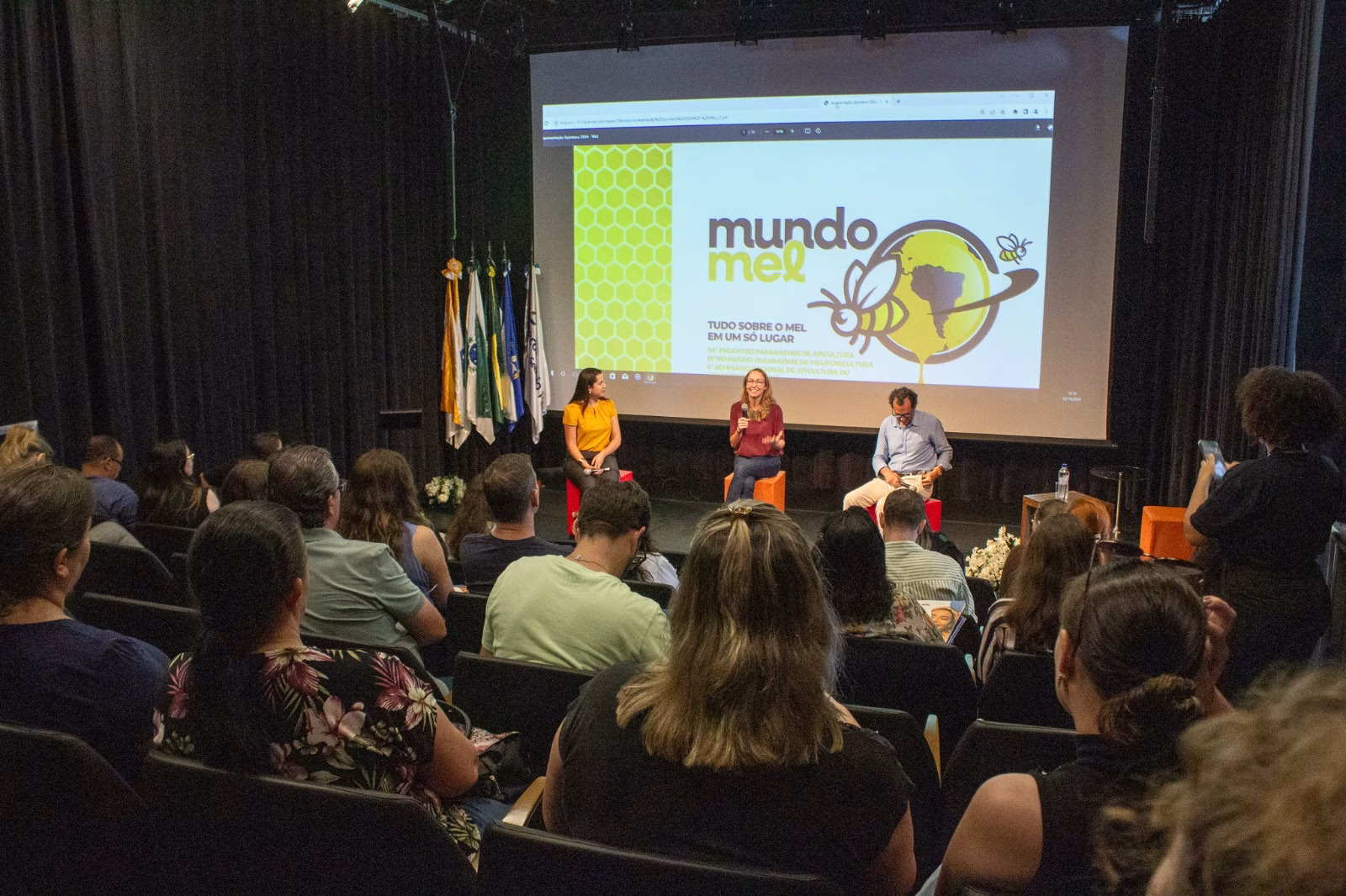 Pessoas Assistindo Palestra Fórum de Gastronomia
