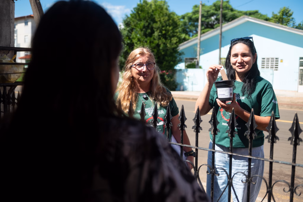 Agentes do combate a dengue visitam casas para instalação de armadilhas