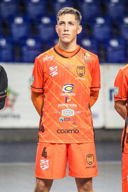 Carlinhos integra elenco adulto da ACGF