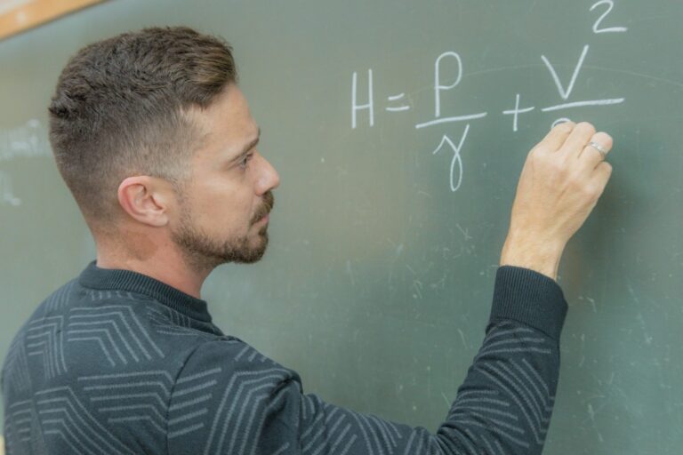 Restec abre seleção com bolsas de até R$ 3,2 mil para professores e graduados na UEPG