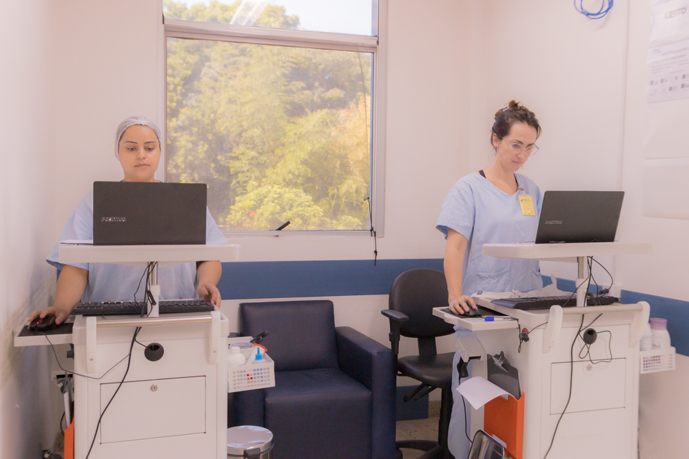 Carrinhos beira-leito: HU-UEPG investe R$ 2 milhões em novos equipamentos