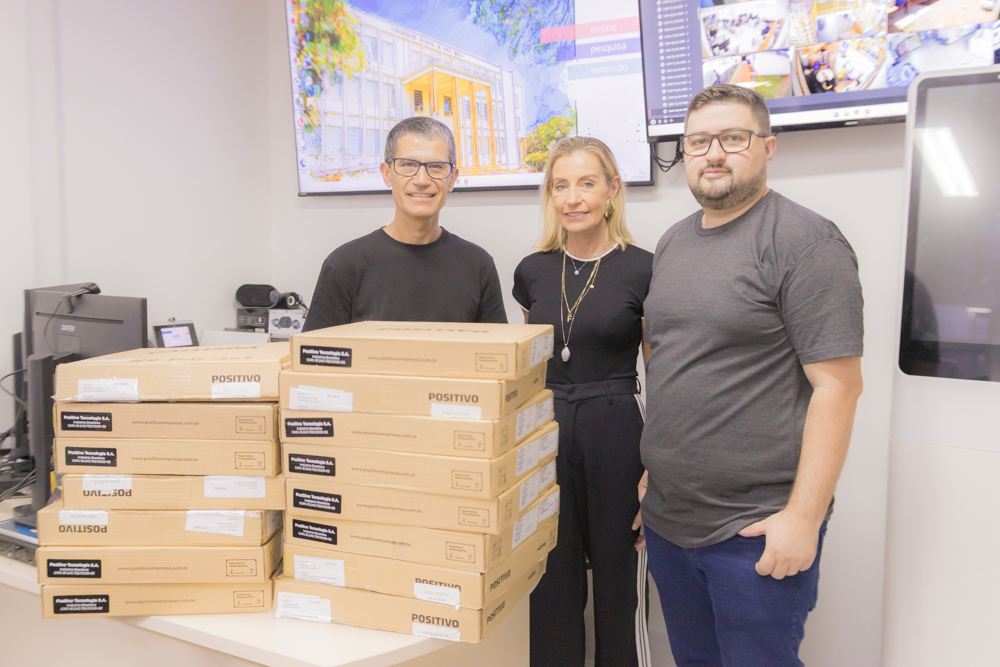 Carrinhos beira-leito: HU-UEPG investe R$ 2 milhões em novos equipamentos