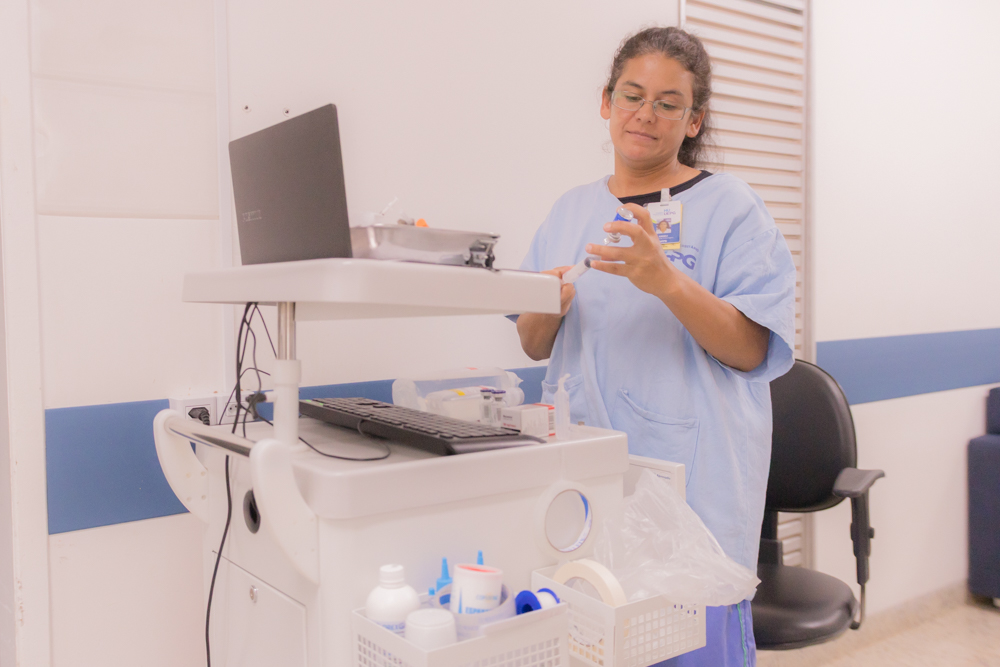 Carrinhos beira-leito: HU-UEPG investe R$ 2 milhões em novos equipamentos