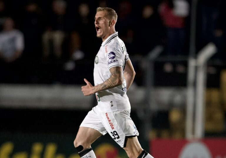 Léo Gaúcho comemora um dos gols do Operário na vitória sobre o FC Cascavel no Germano Kruger