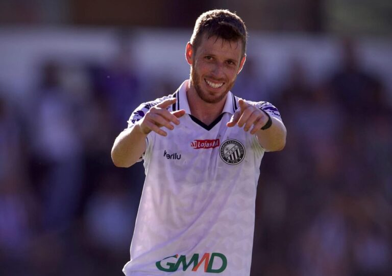 Aylon comemora gol marcado no jogo entre Operário e Foz do Iguaçu