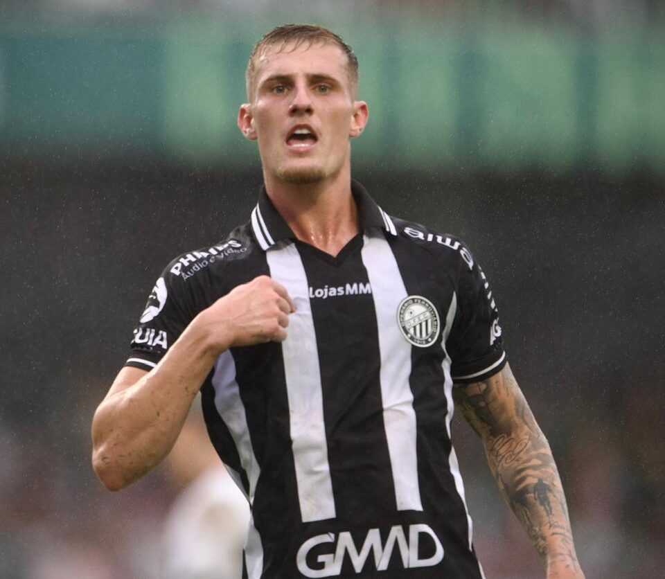 Operário elimina o Coritiba nos pênaltis, na semifinal do Paranaense, e Léo Gaúcho comemora o primeiro gol alvinegro.