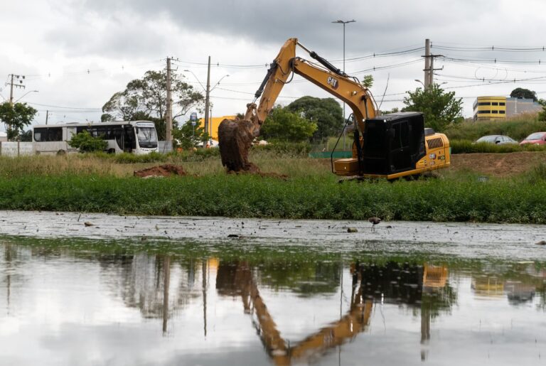 Prefeitura inicia desassoreamento do Lago de Olarias em Ponta Grossa