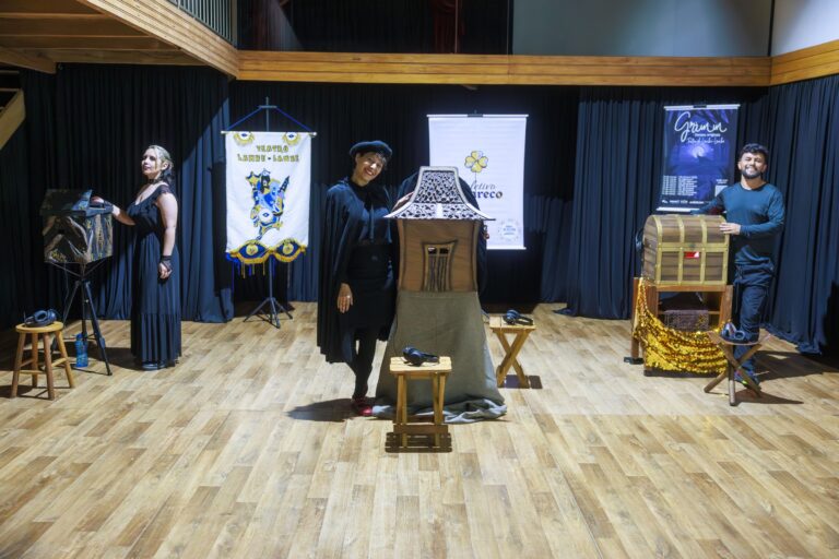 Teatro lambe-lambe inspirado nos Irmãos Grimm chega a Ponta Grossa