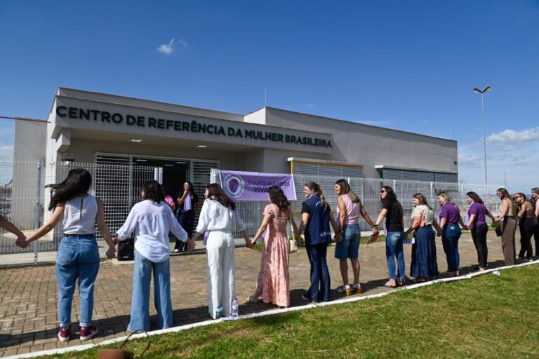 Rede de Enfrentamento realiza abraço simbólico ao Centro de Referência da Mulher em PG