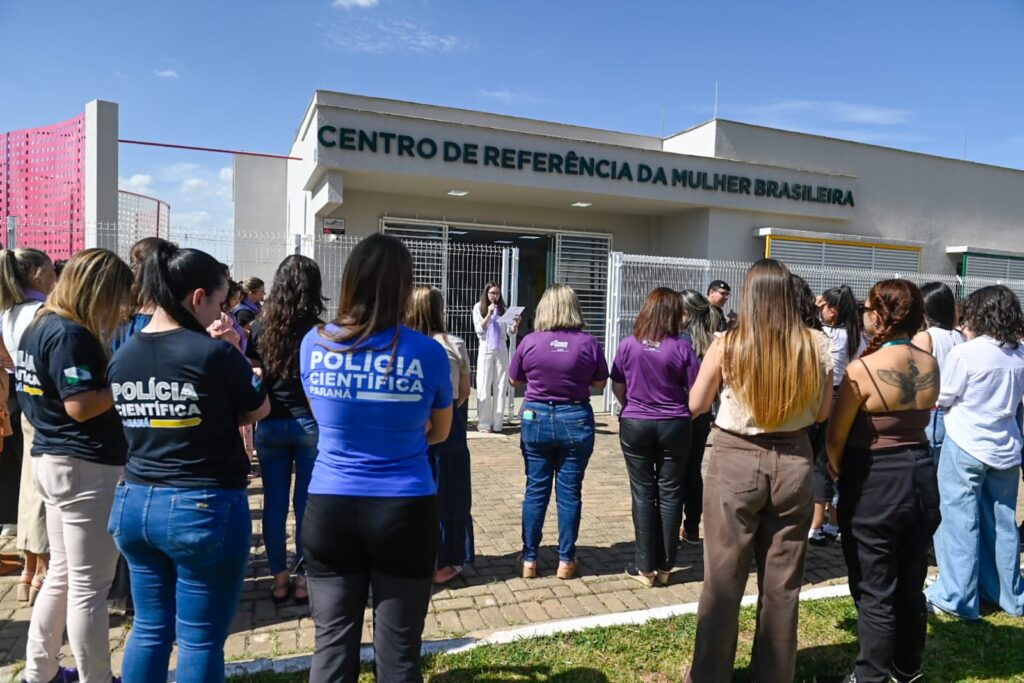 Rede de Enfrentamento realiza abraço simbólico ao Centro de Referência da Mulher em PG