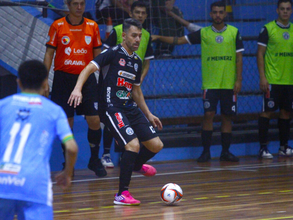 Contorno vence fora e lidera Grupo A na Série Bronze