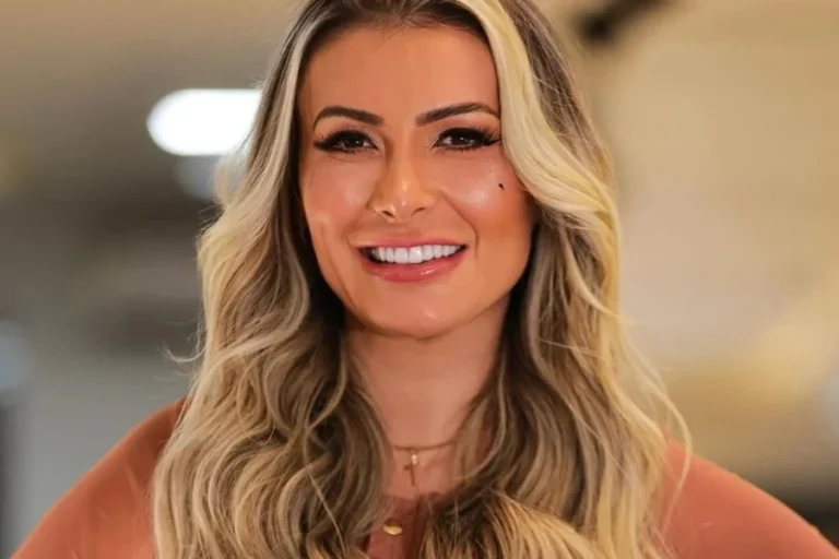 Saiba qual camisa do Operário Andressa Urach vai usar em ação de novo patrocínio
