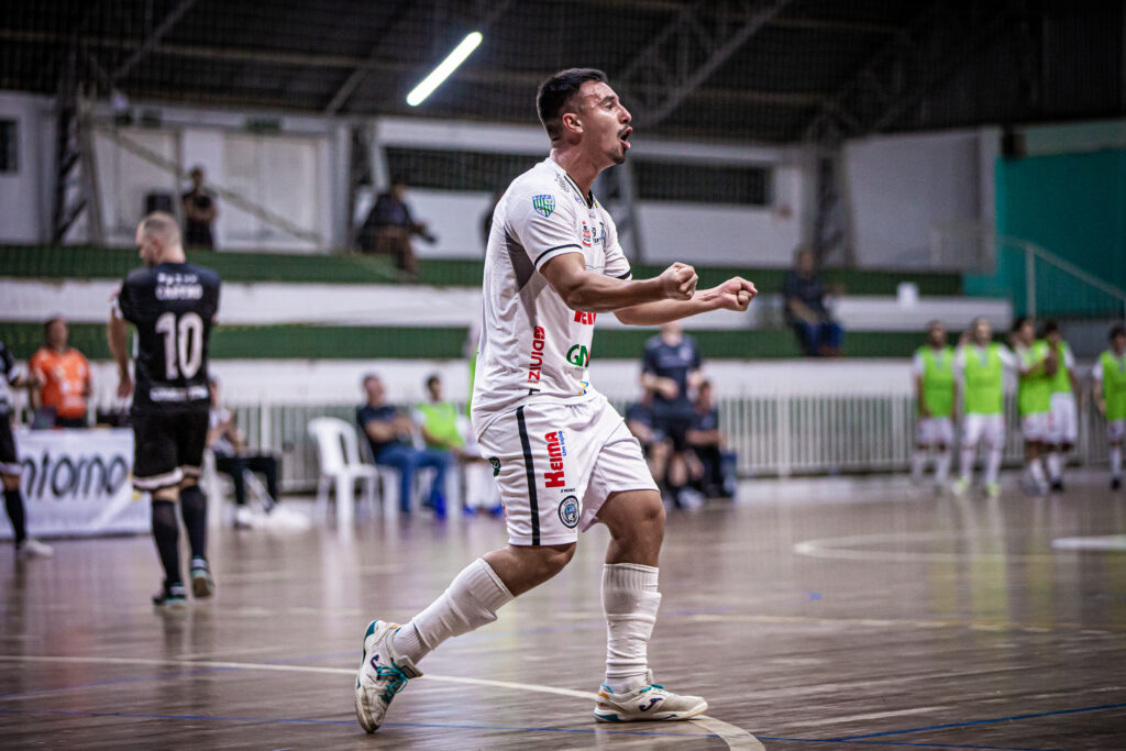 Contorno vence Caramuru, soma cinco vitórias e mantém 100% na Série Bronze
