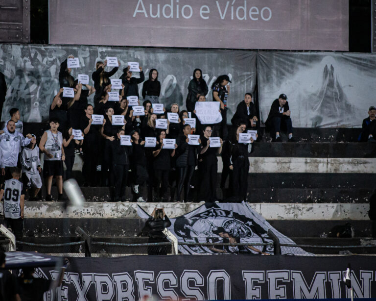Torcedoras usam preto em jogo do Operário para protestar contra novo patrocínio
