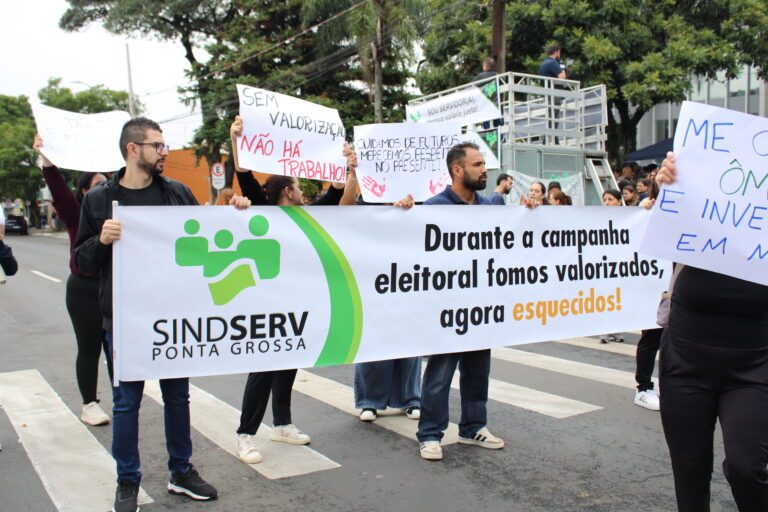 Servidores fazem assembleia e podem deflagrar greve em Ponta Grossa