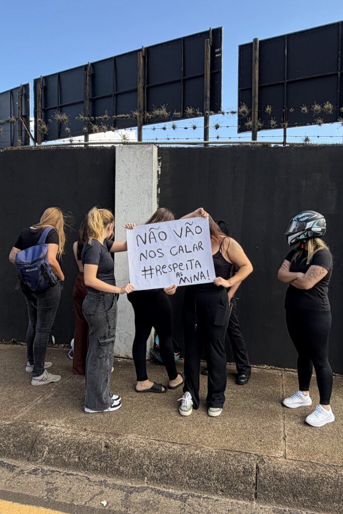 protesto contra empresa de conteúdo adulto