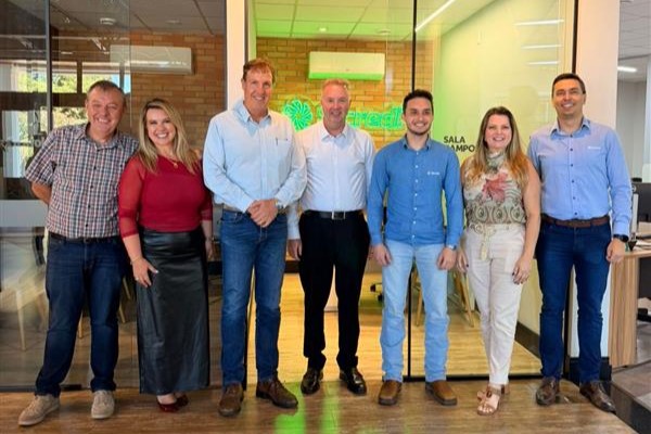 Sicredi e Castrolanda ampliam parceria e integram atendimento financeiro ao produtor