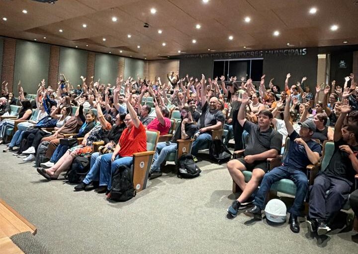 Servidores municipais paralisam atividades por falta de diálogo com a Prefeitura